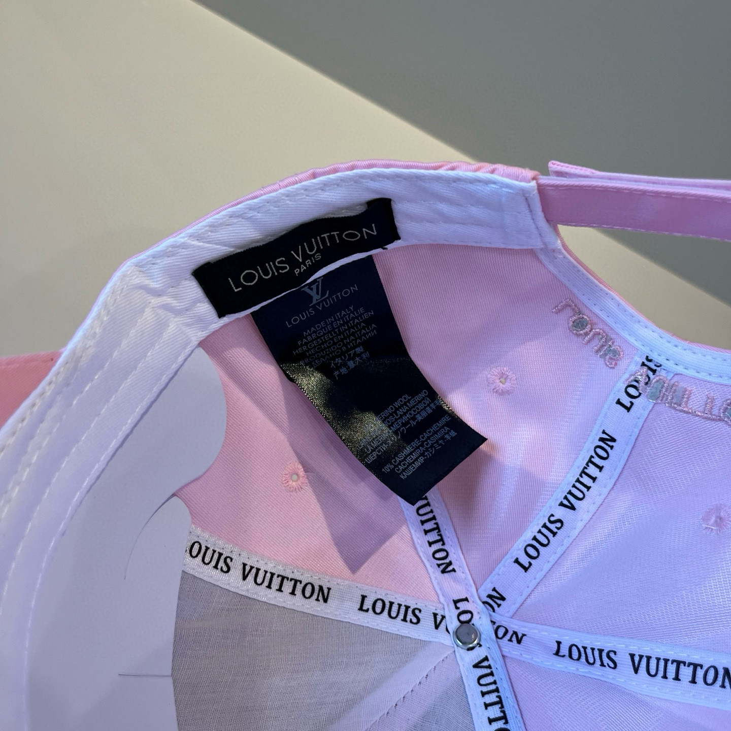 🧢路易威登棒球帽 LouisVuitton😍新款LV棒球帽，重工打造♥️高端大气，百搭款🤗男女通用！跑量