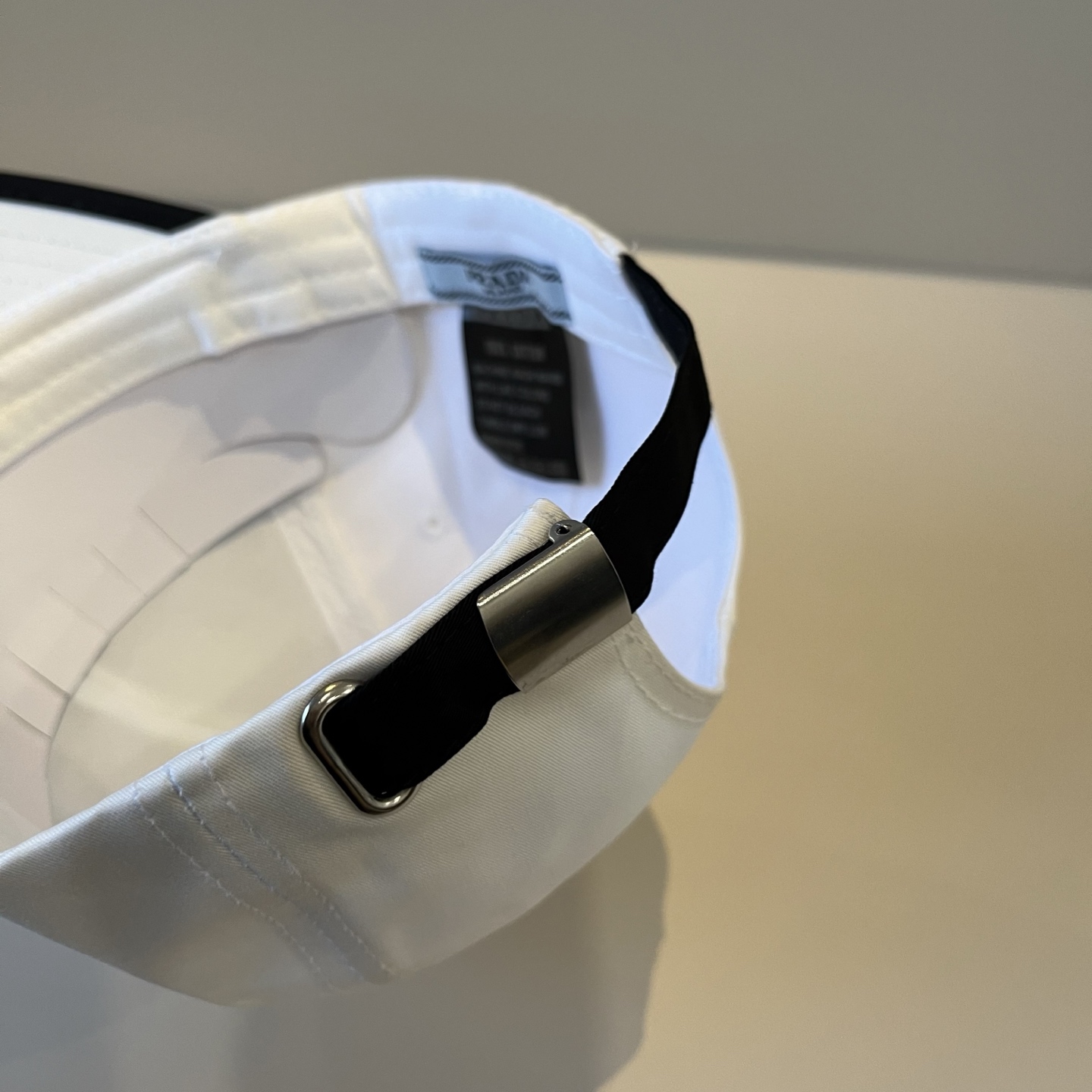 
普拉达 PRADA 新品经典棒球帽 代购版本！时尚潮流，高端做工！非一般的品质，细节看实拍哦