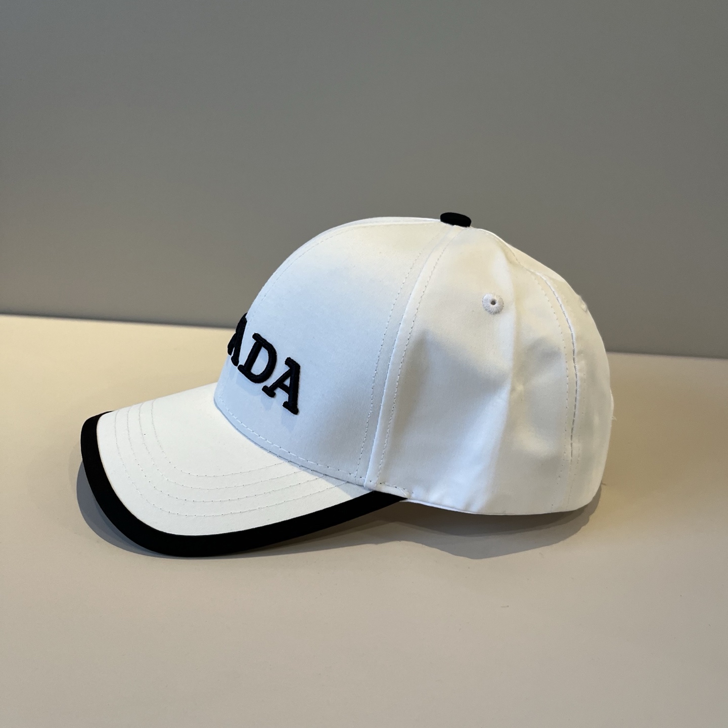 
普拉达 PRADA 新品经典棒球帽 代购版本！时尚潮流，高端做工！非一般的品质，细节看实拍哦