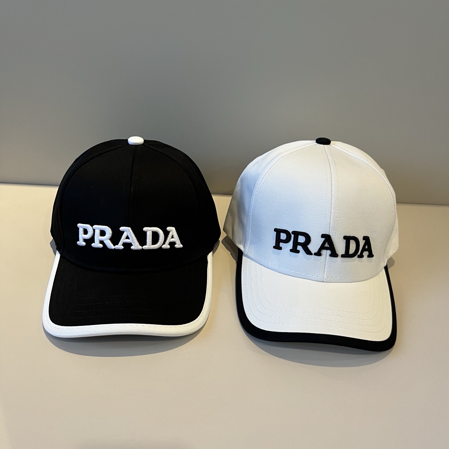 
普拉达 PRADA 新品经典棒球帽 代购版本！时尚潮流，高端做工！非一般的品质，细节看实拍哦