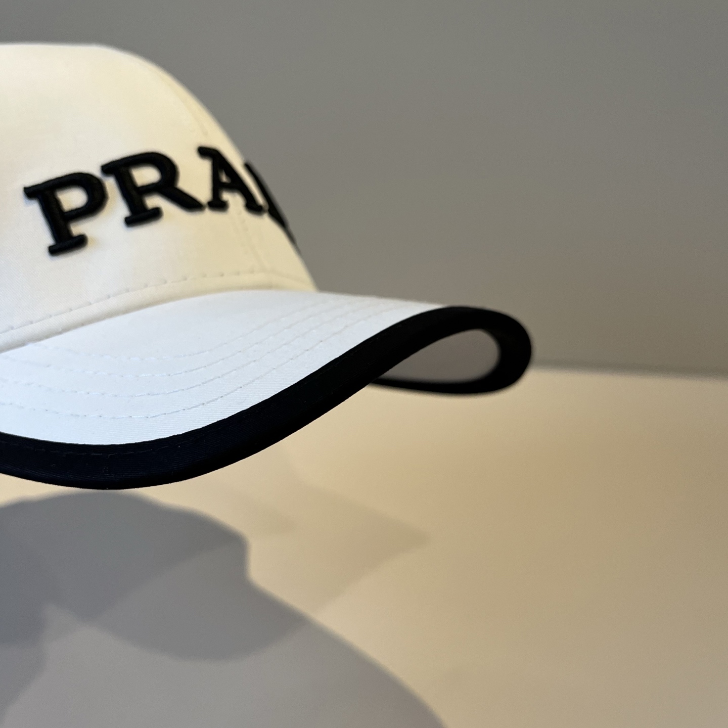 
普拉达 PRADA 新品经典棒球帽 代购版本！时尚潮流，高端做工！非一般的品质，细节看实拍哦