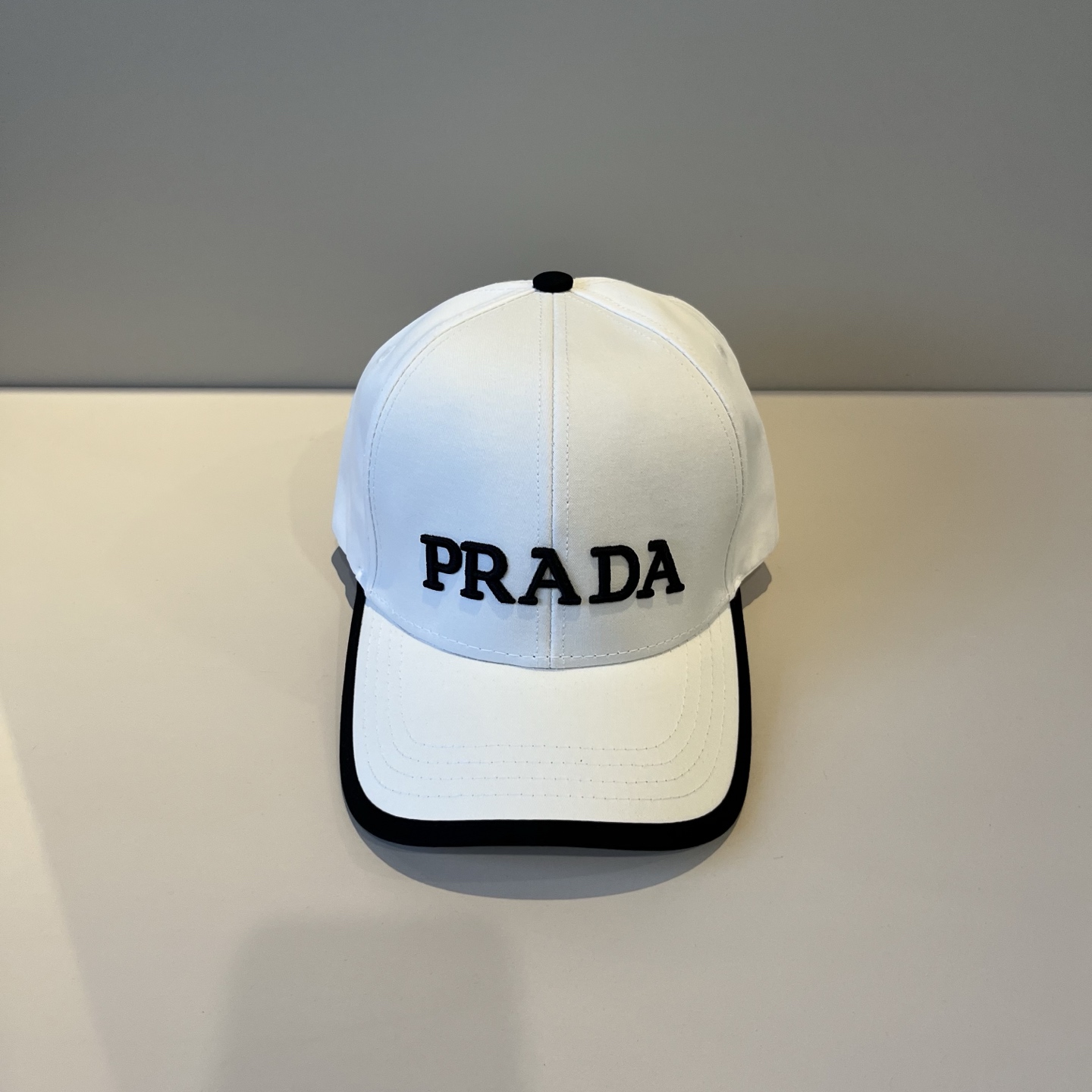 
普拉达 PRADA 新品经典棒球帽 代购版本！时尚潮流，高端做工！非一般的品质，细节看实拍哦