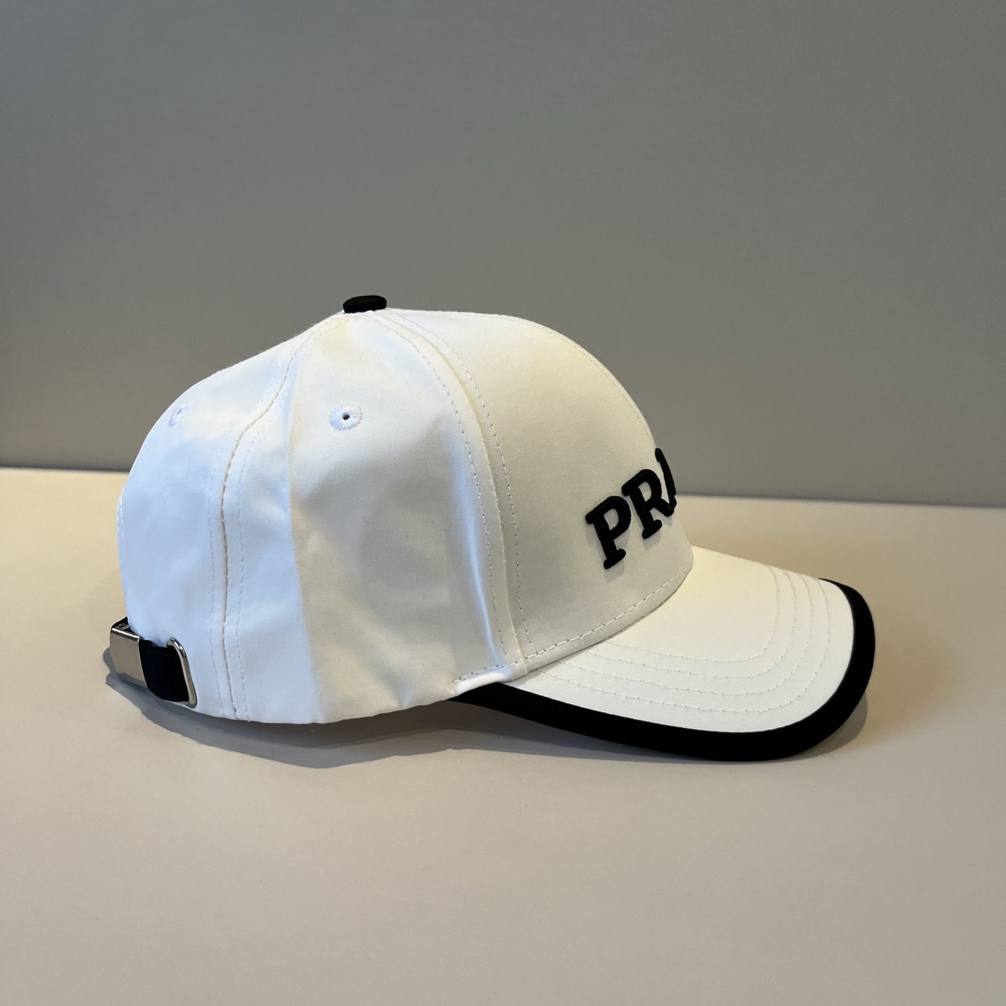 
普拉达 PRADA 新品经典棒球帽 代购版本！时尚潮流，高端做工！非一般的品质，细节看实拍哦