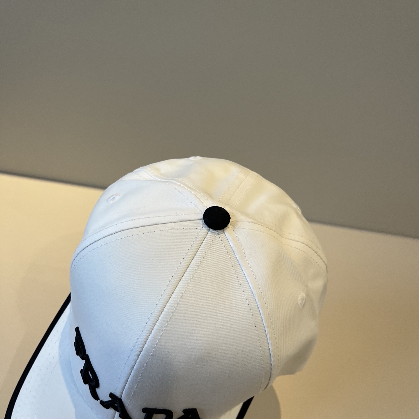 
普拉达 PRADA 新品经典棒球帽 代购版本！时尚潮流，高端做工！非一般的品质，细节看实拍哦