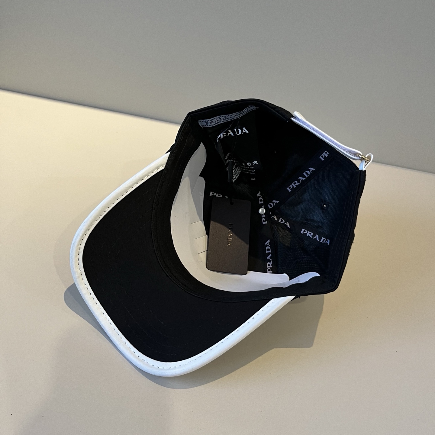 
普拉达 PRADA 新品经典棒球帽 代购版本！时尚潮流，高端做工！非一般的品质，细节看实拍哦