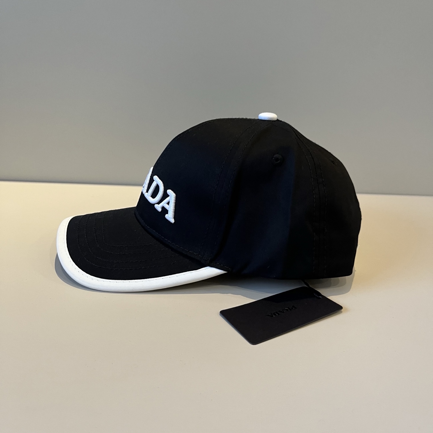 
普拉达 PRADA 新品经典棒球帽 代购版本！时尚潮流，高端做工！非一般的品质，细节看实拍哦