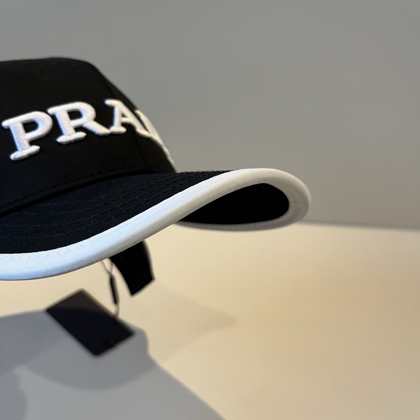 
普拉达 PRADA 新品经典棒球帽 代购版本！时尚潮流，高端做工！非一般的品质，细节看实拍哦