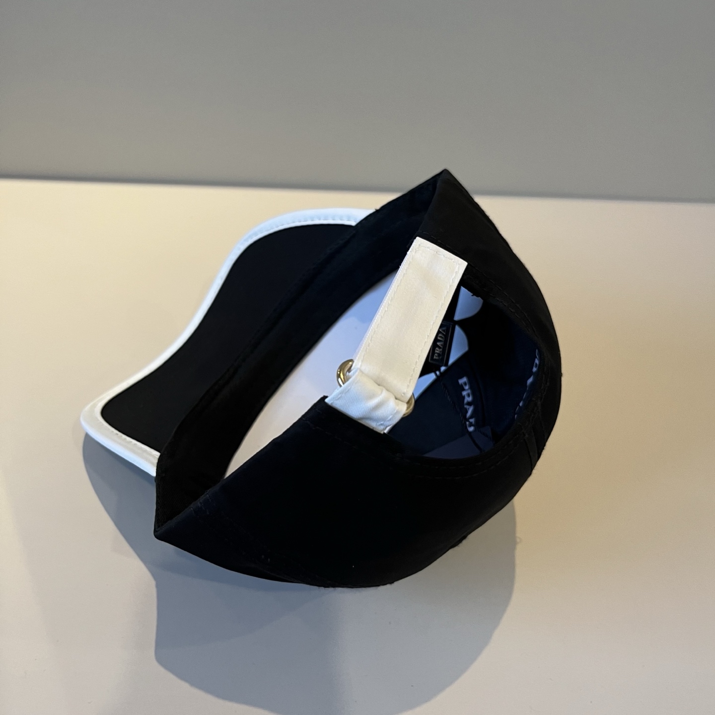 
普拉达 PRADA 新品经典棒球帽 代购版本！时尚潮流，高端做工！非一般的品质，细节看实拍哦