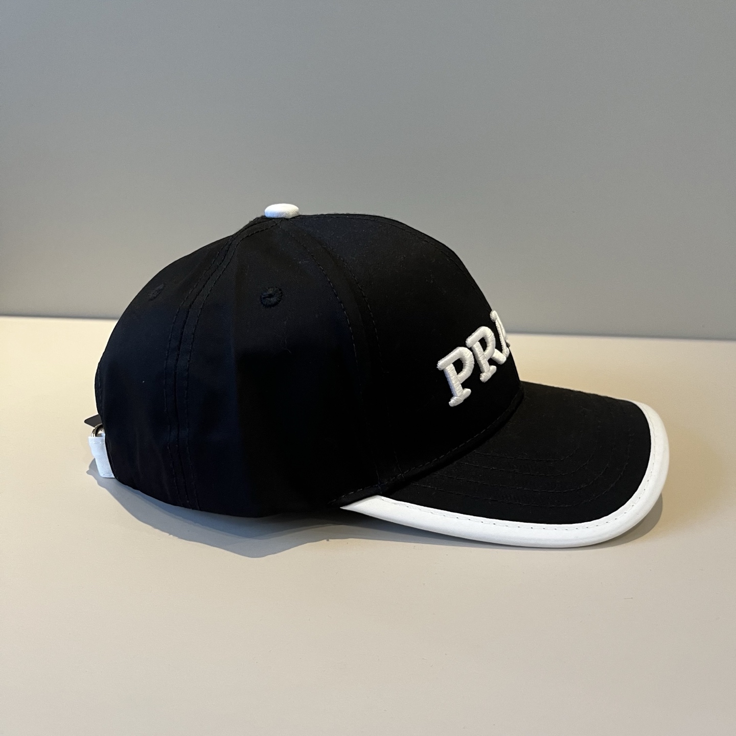 
普拉达 PRADA 新品经典棒球帽 代购版本！时尚潮流，高端做工！非一般的品质，细节看实拍哦