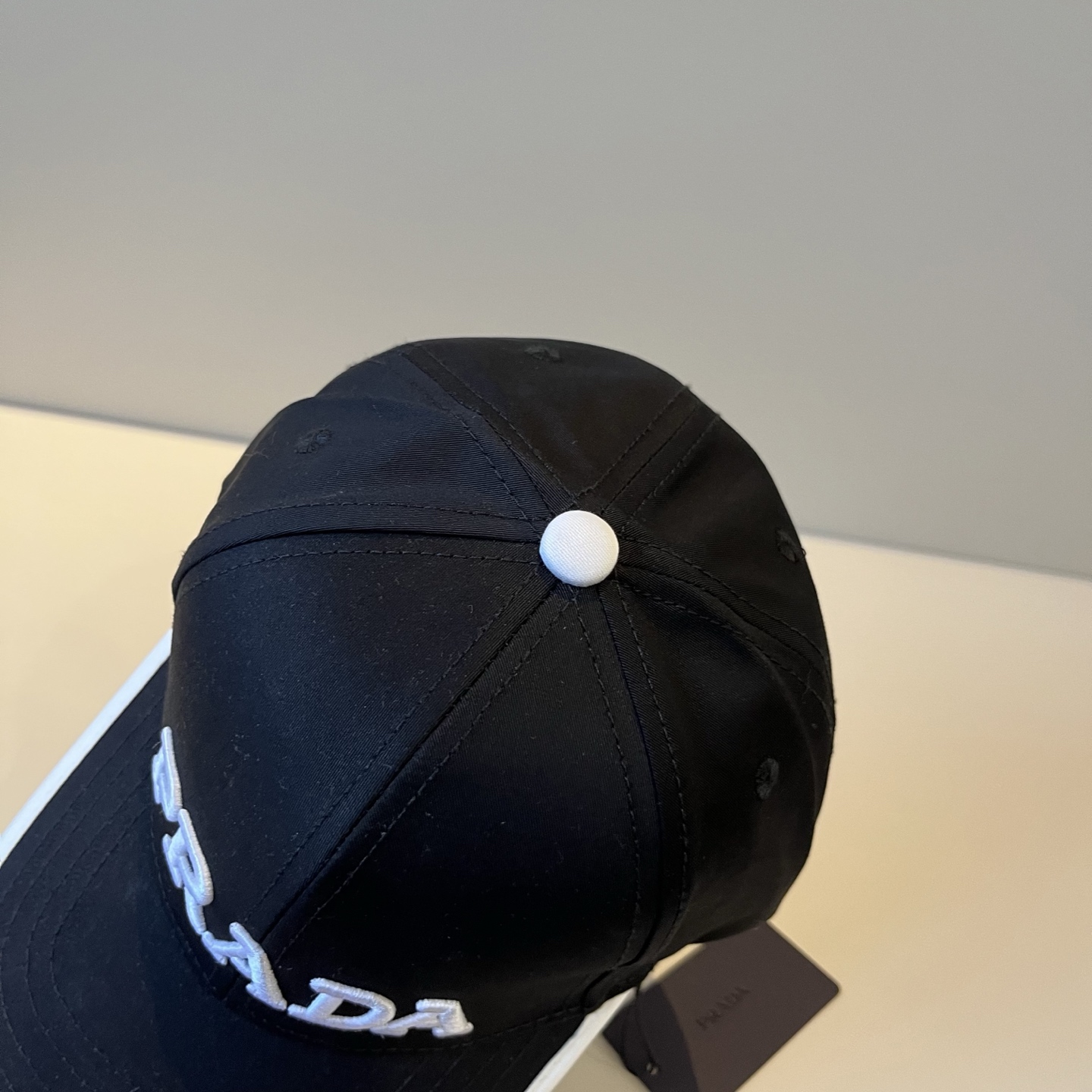 
普拉达 PRADA 新品经典棒球帽 代购版本！时尚潮流，高端做工！非一般的品质，细节看实拍哦