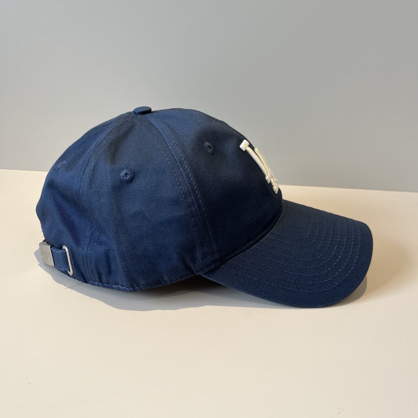 
韩国正品MLB棒球帽。最新最火的帽子就在这👏👏最新款LA棒球帽刺绣男女情侣款鸭舌帽❗最新款，经典La小