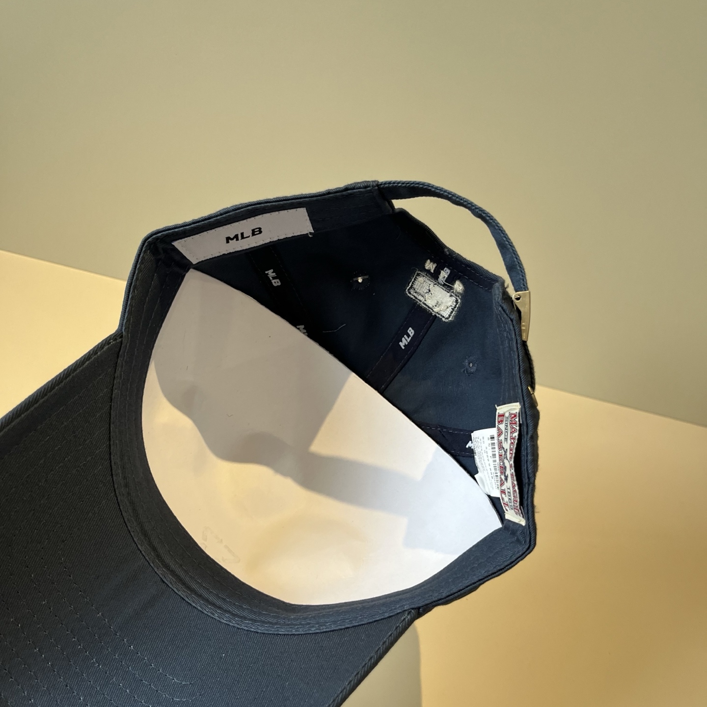 
韩国正品MLB棒球帽。最新最火的帽子就在这👏👏最新款LA棒球帽刺绣男女情侣款鸭舌帽❗最新款，经典La小