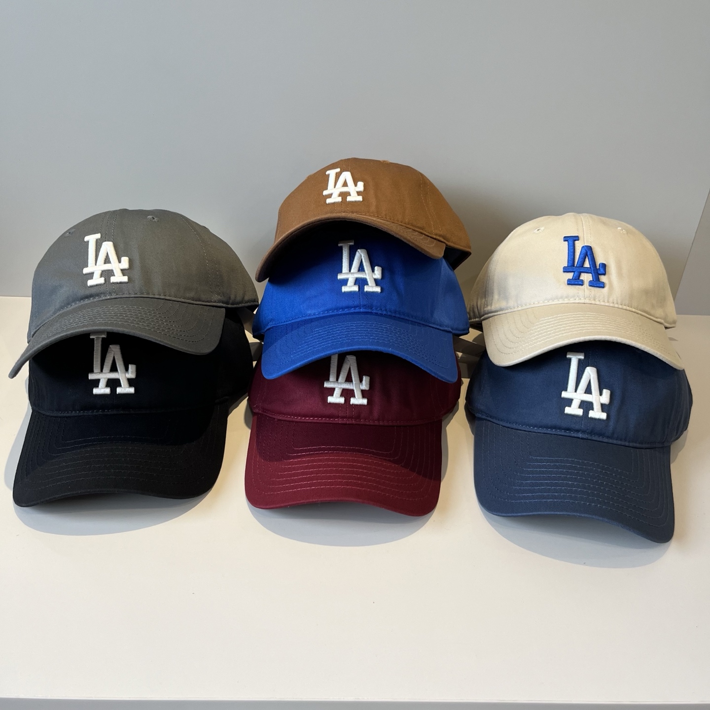 
韩国正品MLB棒球帽。最新最火的帽子就在这👏👏最新款LA棒球帽刺绣男女情侣款鸭舌帽❗最新款，经典La小