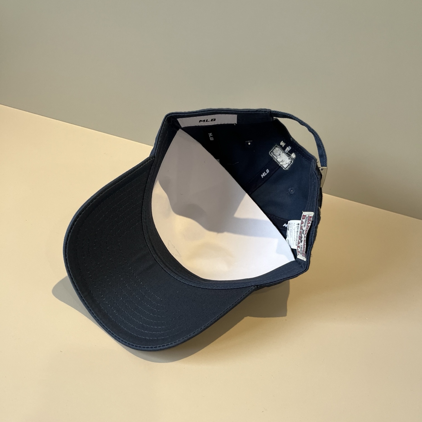 
韩国正品MLB棒球帽。最新最火的帽子就在这👏👏最新款LA棒球帽刺绣男女情侣款鸭舌帽❗最新款，经典La小