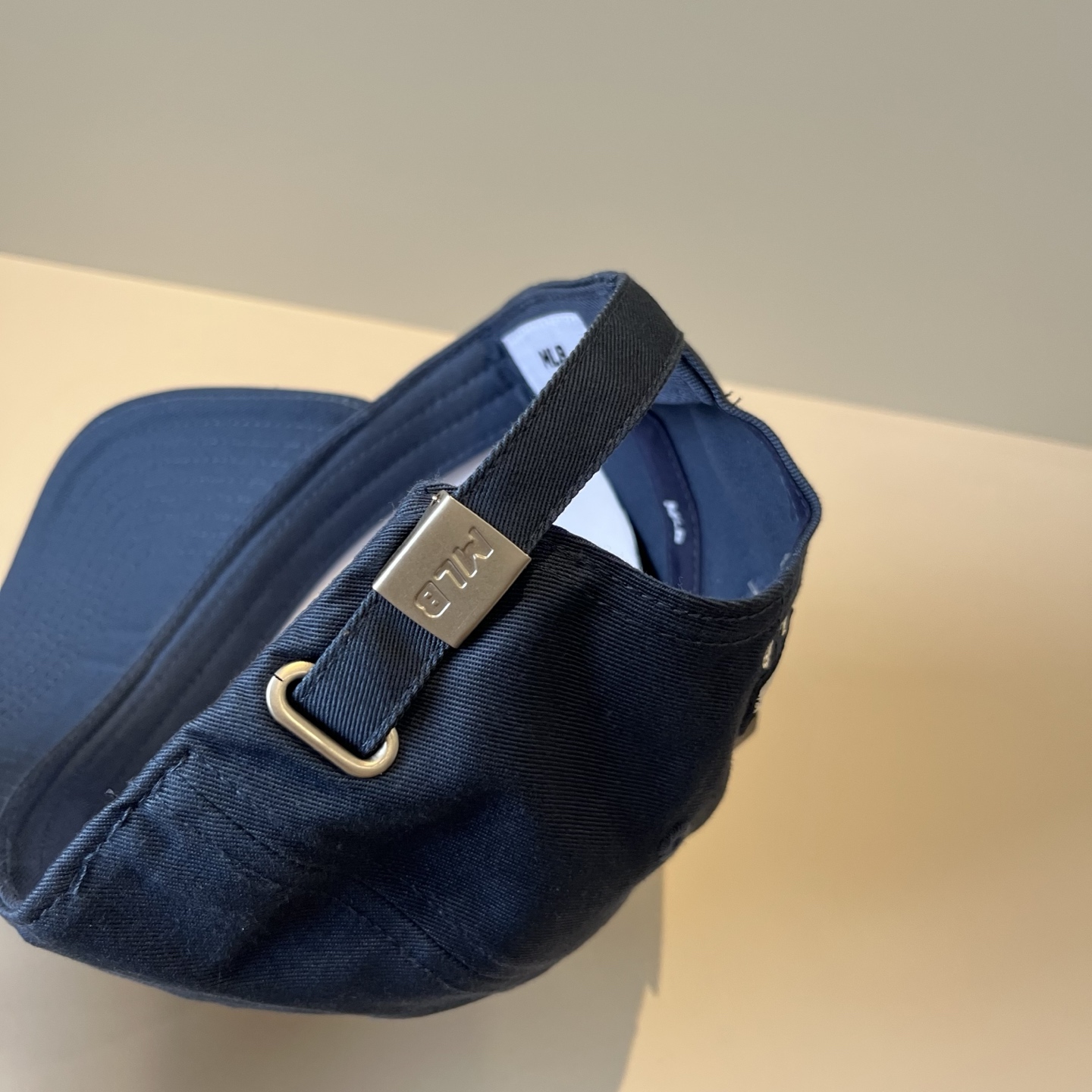 
韩国正品MLB棒球帽。最新最火的帽子就在这👏👏最新款LA棒球帽刺绣男女情侣款鸭舌帽❗最新款，经典La小