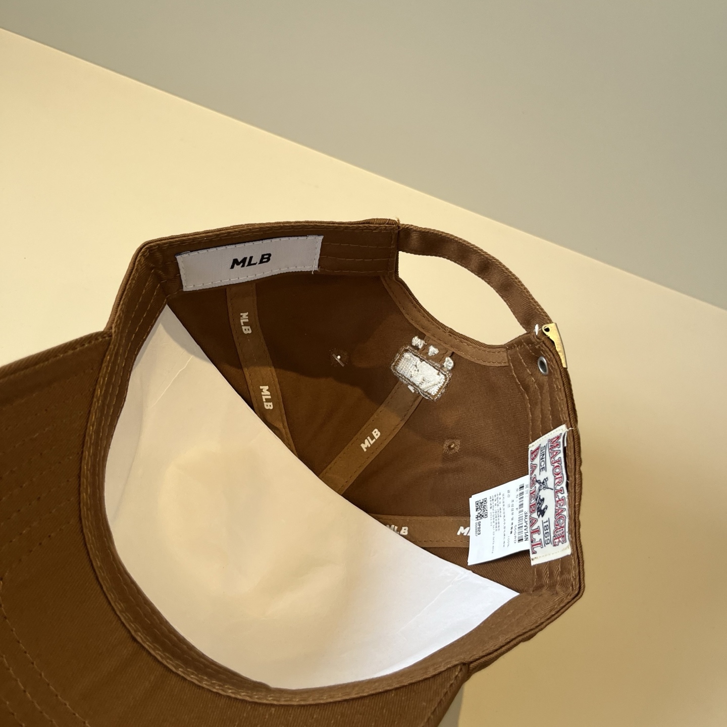 
韩国正品MLB棒球帽。最新最火的帽子就在这👏👏最新款LA棒球帽刺绣男女情侣款鸭舌帽❗最新款，经典La小