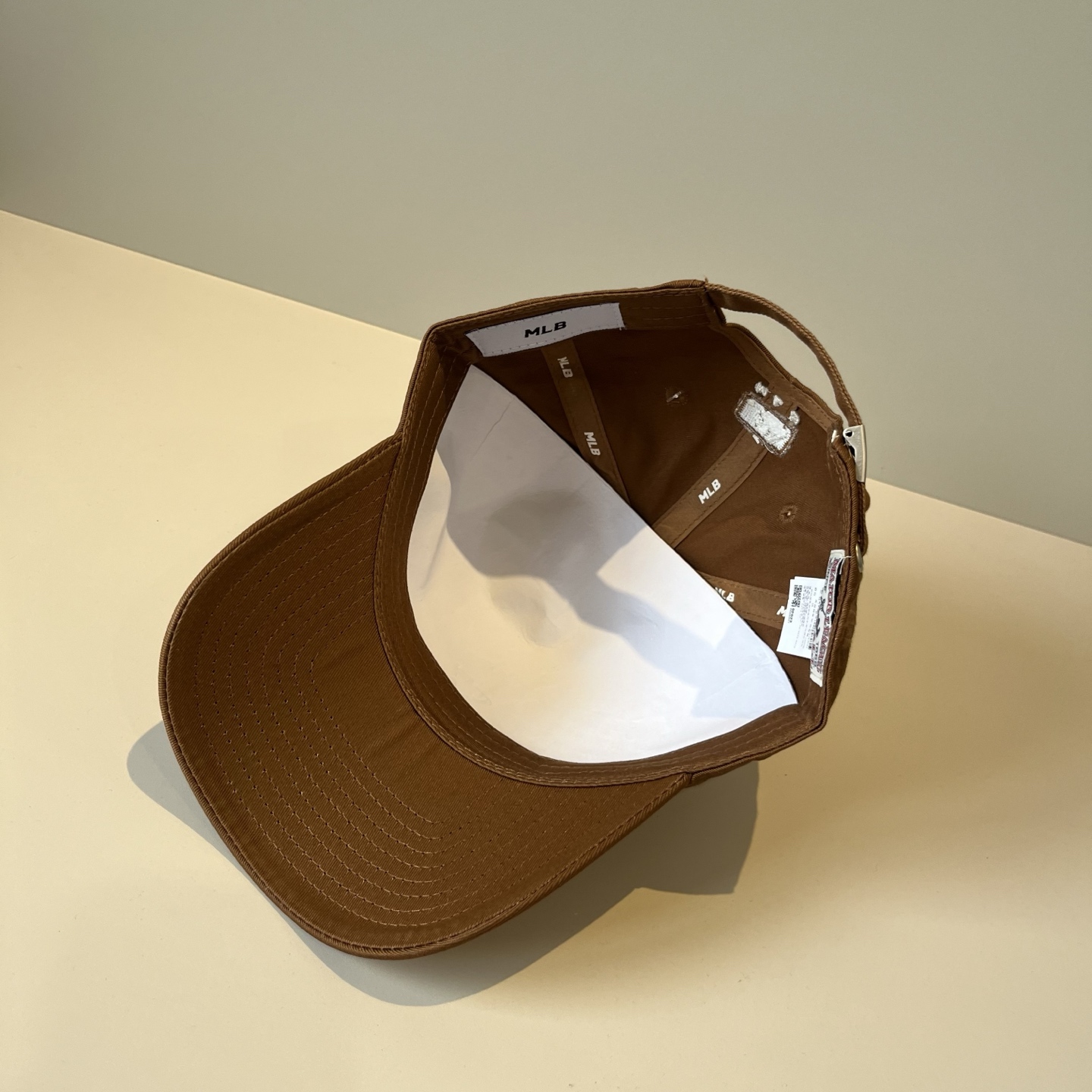 
韩国正品MLB棒球帽。最新最火的帽子就在这👏👏最新款LA棒球帽刺绣男女情侣款鸭舌帽❗最新款，经典La小