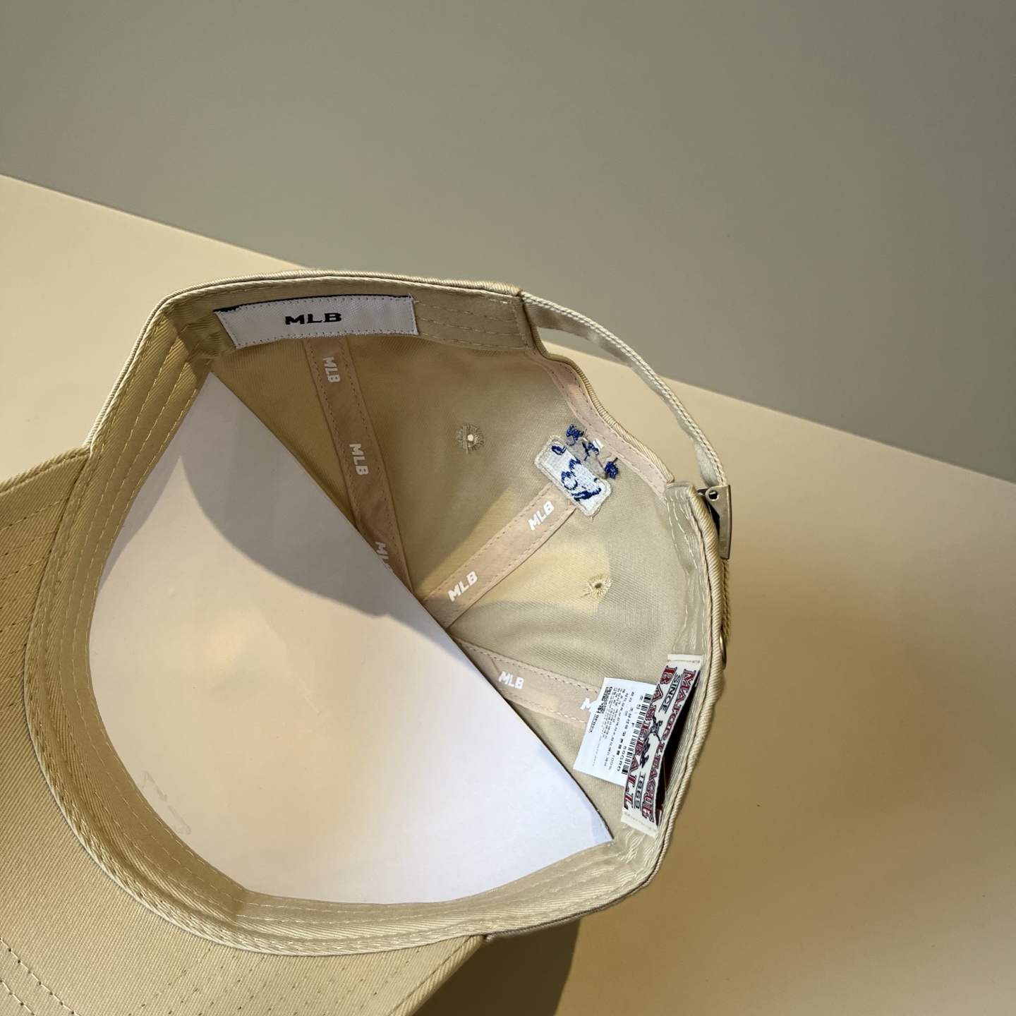 
韩国正品MLB棒球帽。最新最火的帽子就在这👏👏最新款LA棒球帽刺绣男女情侣款鸭舌帽❗最新款，经典La小