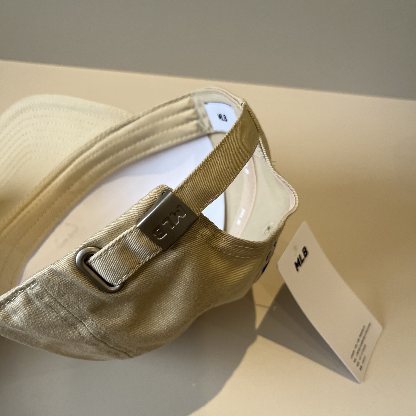 
韩国正品MLB棒球帽。最新最火的帽子就在这👏👏最新款LA棒球帽刺绣男女情侣款鸭舌帽❗最新款，经典La小