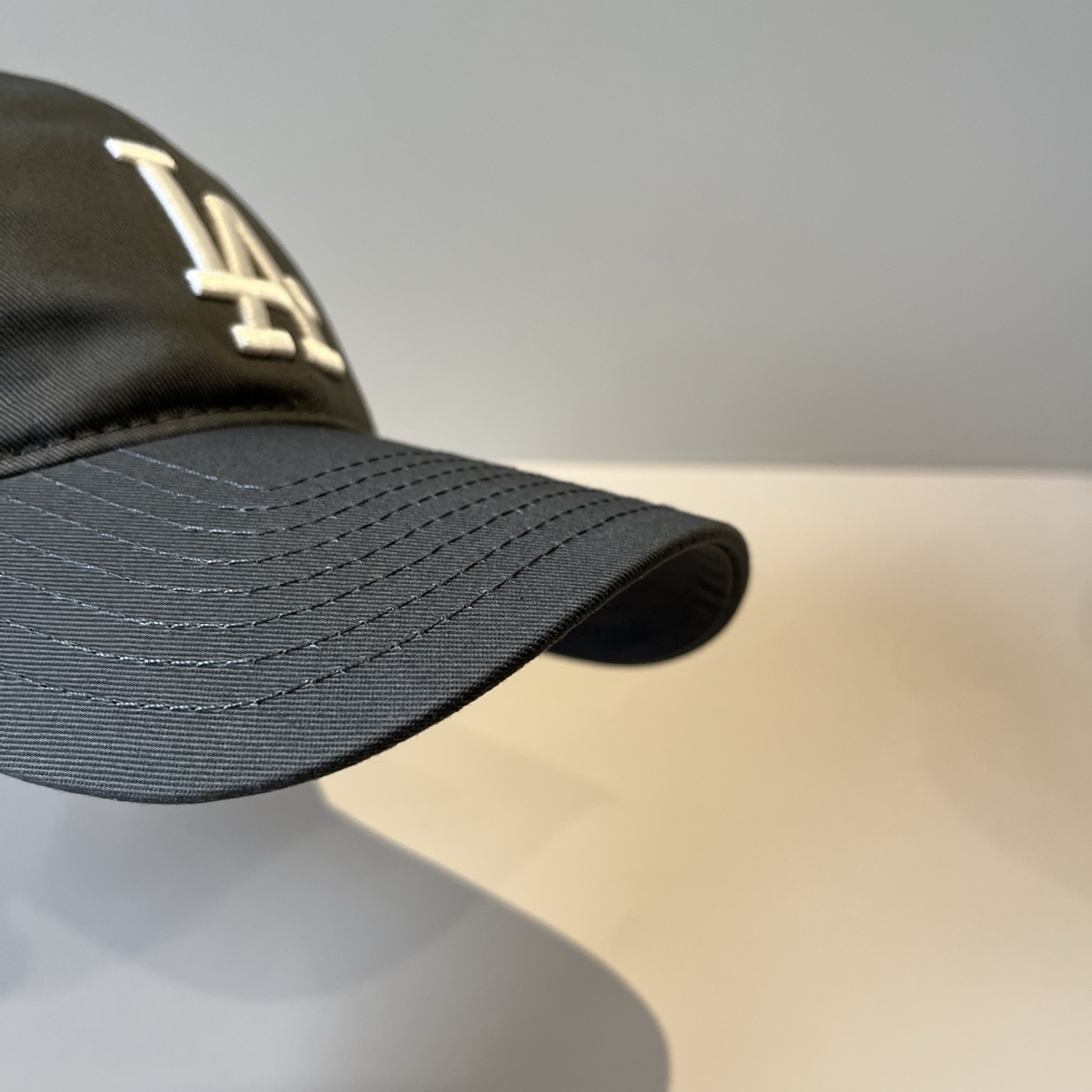 
韩国正品MLB棒球帽。最新最火的帽子就在这👏👏最新款LA棒球帽刺绣男女情侣款鸭舌帽❗最新款，经典La小