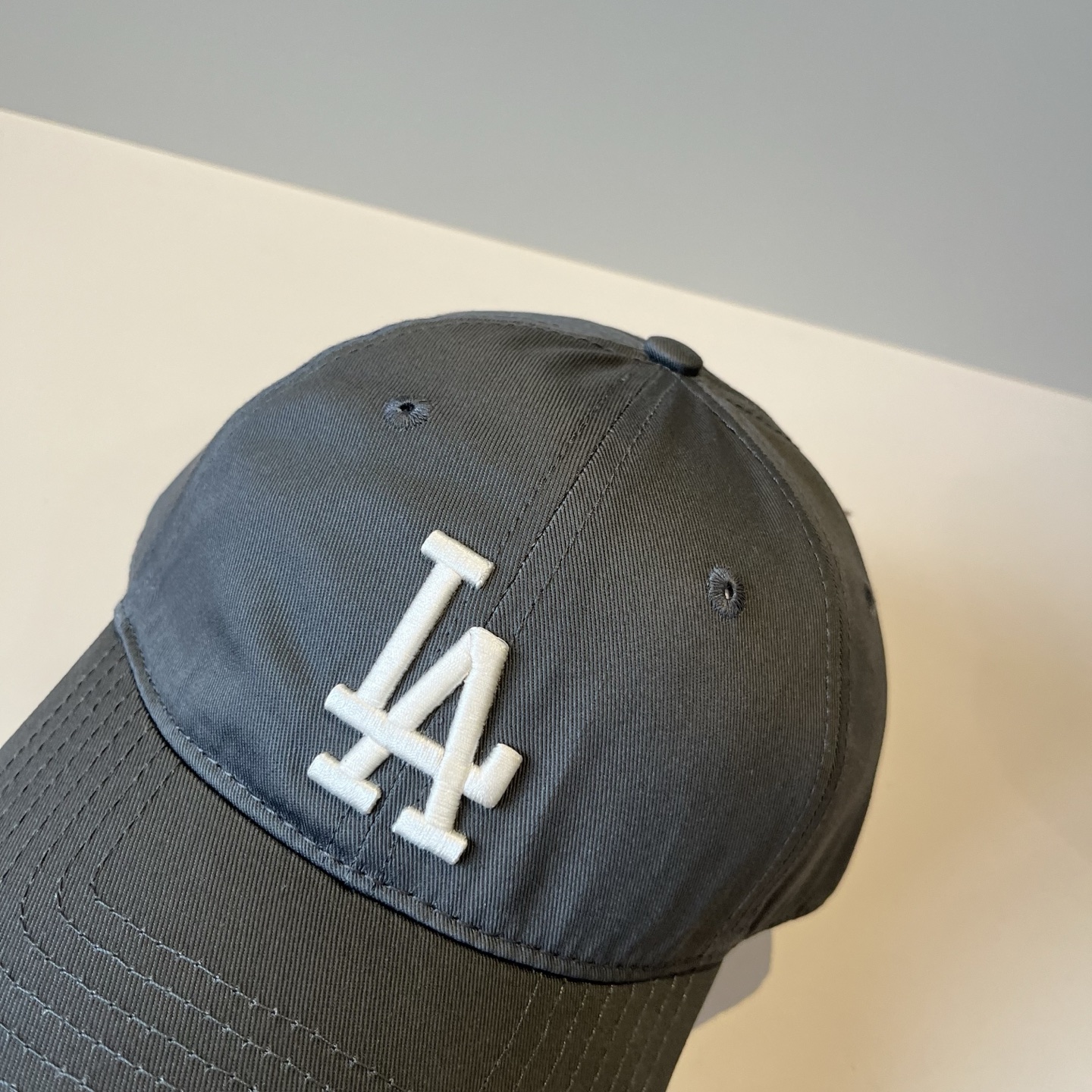 
韩国正品MLB棒球帽。最新最火的帽子就在这👏👏最新款LA棒球帽刺绣男女情侣款鸭舌帽❗最新款，经典La小