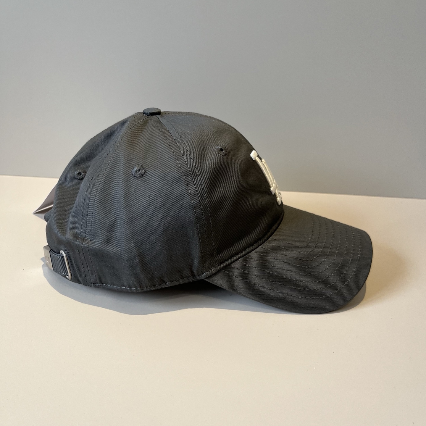 
韩国正品MLB棒球帽。最新最火的帽子就在这👏👏最新款LA棒球帽刺绣男女情侣款鸭舌帽❗最新款，经典La小