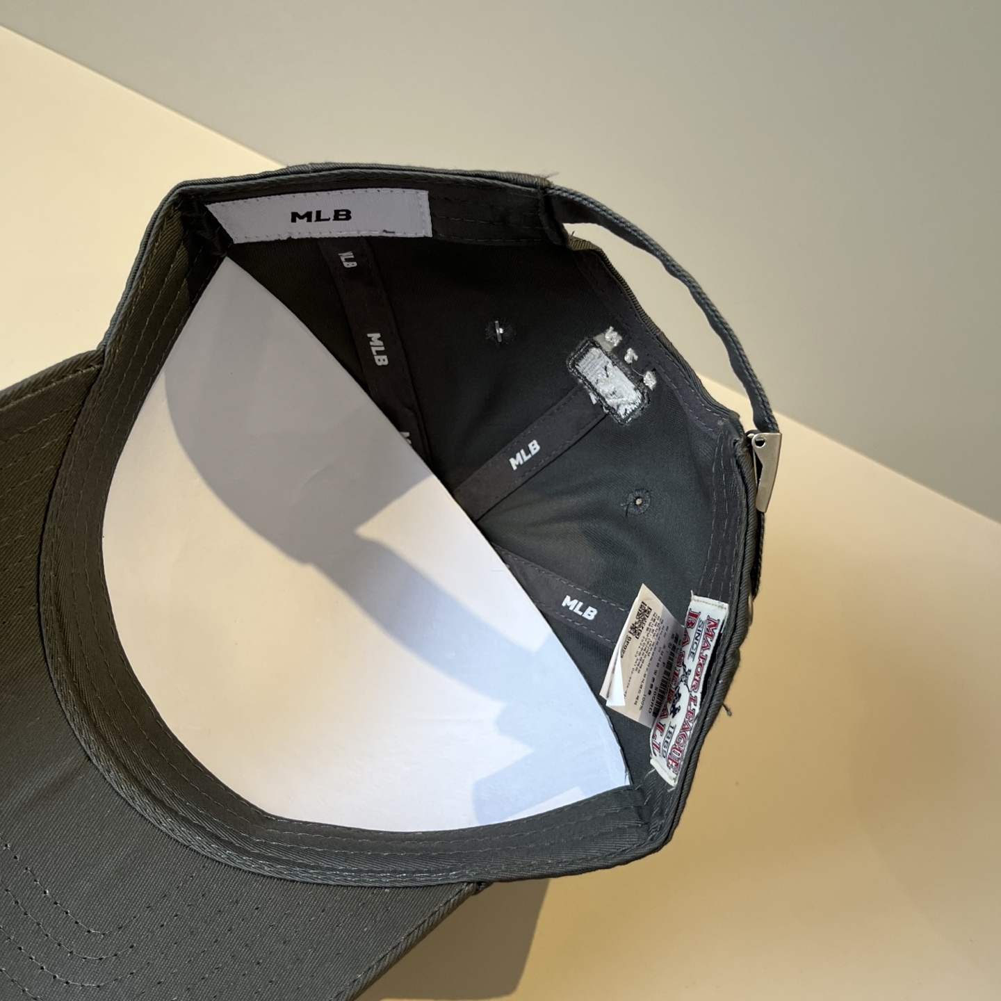 
韩国正品MLB棒球帽。最新最火的帽子就在这👏👏最新款LA棒球帽刺绣男女情侣款鸭舌帽❗最新款，经典La小