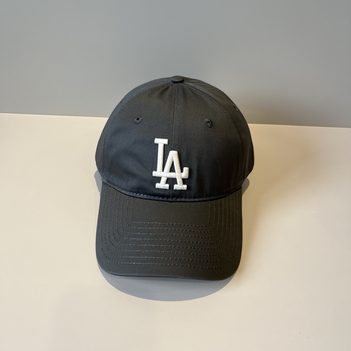 
韩国正品MLB棒球帽。最新最火的帽子就在这👏👏最新款LA棒球帽刺绣男女情侣款鸭舌帽❗最新款，经典La小