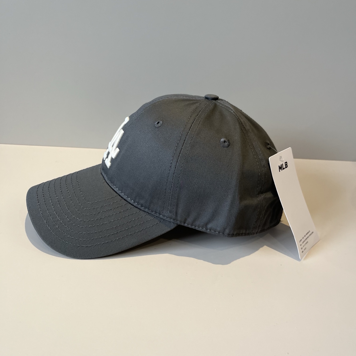 
韩国正品MLB棒球帽。最新最火的帽子就在这👏👏最新款LA棒球帽刺绣男女情侣款鸭舌帽❗最新款，经典La小