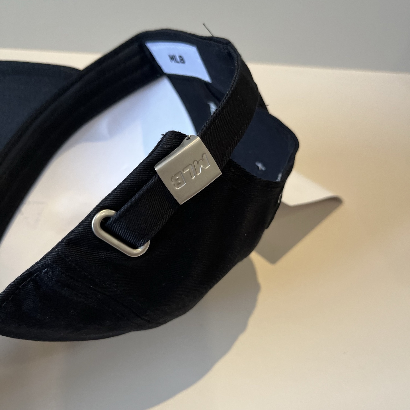 
韩国正品MLB棒球帽。最新最火的帽子就在这👏👏最新款LA棒球帽刺绣男女情侣款鸭舌帽❗最新款，经典La小