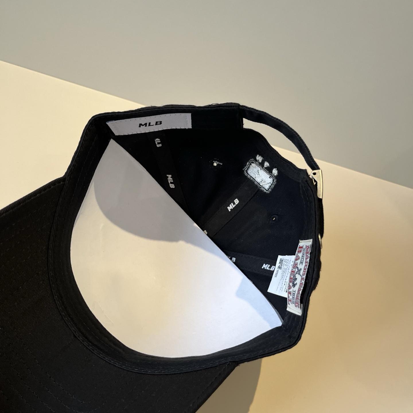 
韩国正品MLB棒球帽。最新最火的帽子就在这👏👏最新款LA棒球帽刺绣男女情侣款鸭舌帽❗最新款，经典La小