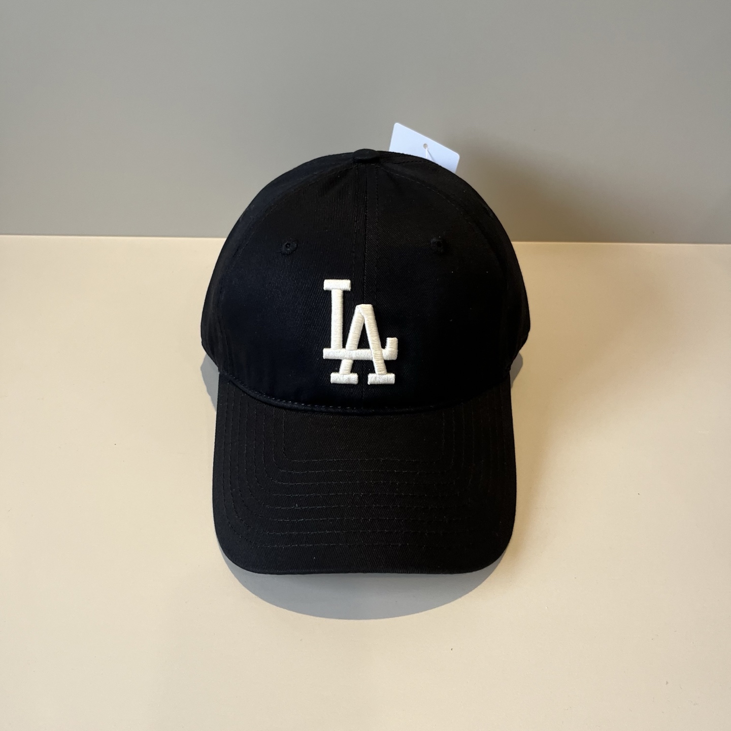 
韩国正品MLB棒球帽。最新最火的帽子就在这👏👏最新款LA棒球帽刺绣男女情侣款鸭舌帽❗最新款，经典La小