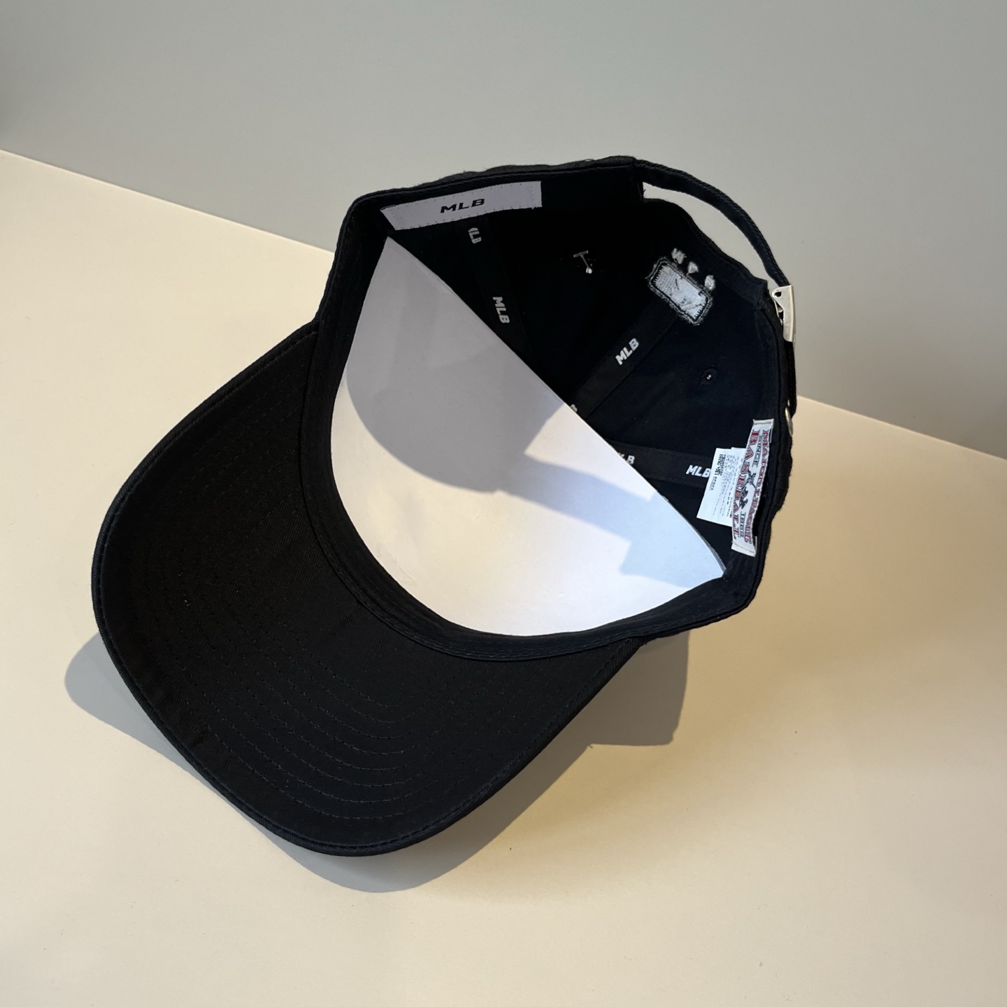 
韩国正品MLB棒球帽。最新最火的帽子就在这👏👏最新款LA棒球帽刺绣男女情侣款鸭舌帽❗最新款，经典La小