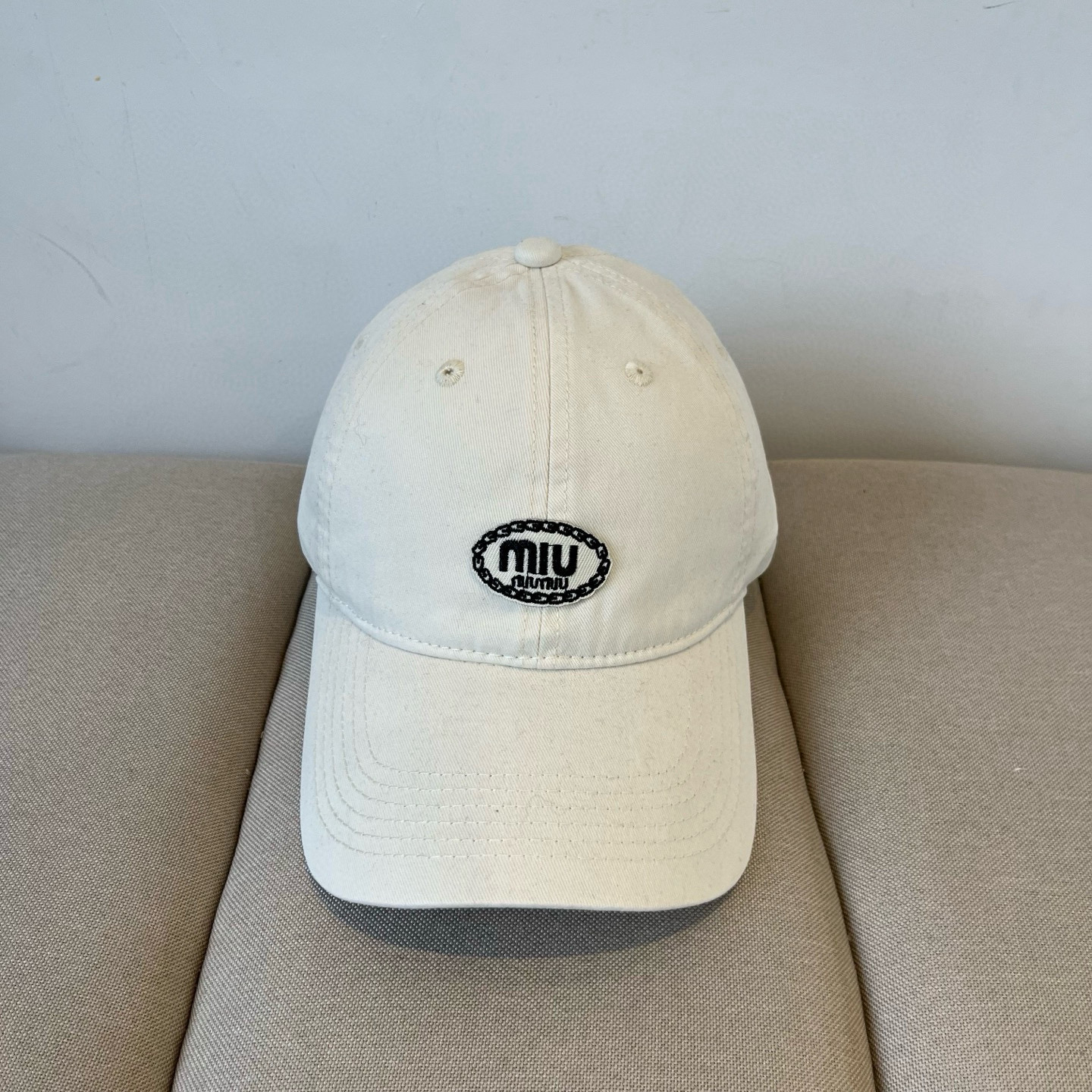 NO:352490,Miumiu original single spring and summer new baseball cap, authentic open mold customization, original workmanship and excellent quality!  Hat Straw Hat Fisherman Hat Baseball Hat, Hats, Miumiu, espadrilles, hats谬谬miumiu 原单春夏新款棒球帽,正品开模订制,原版做工细致质量超赞！帽子草帽渔夫帽棒球帽,帽子,miumiu,espadrilles,hats,hat