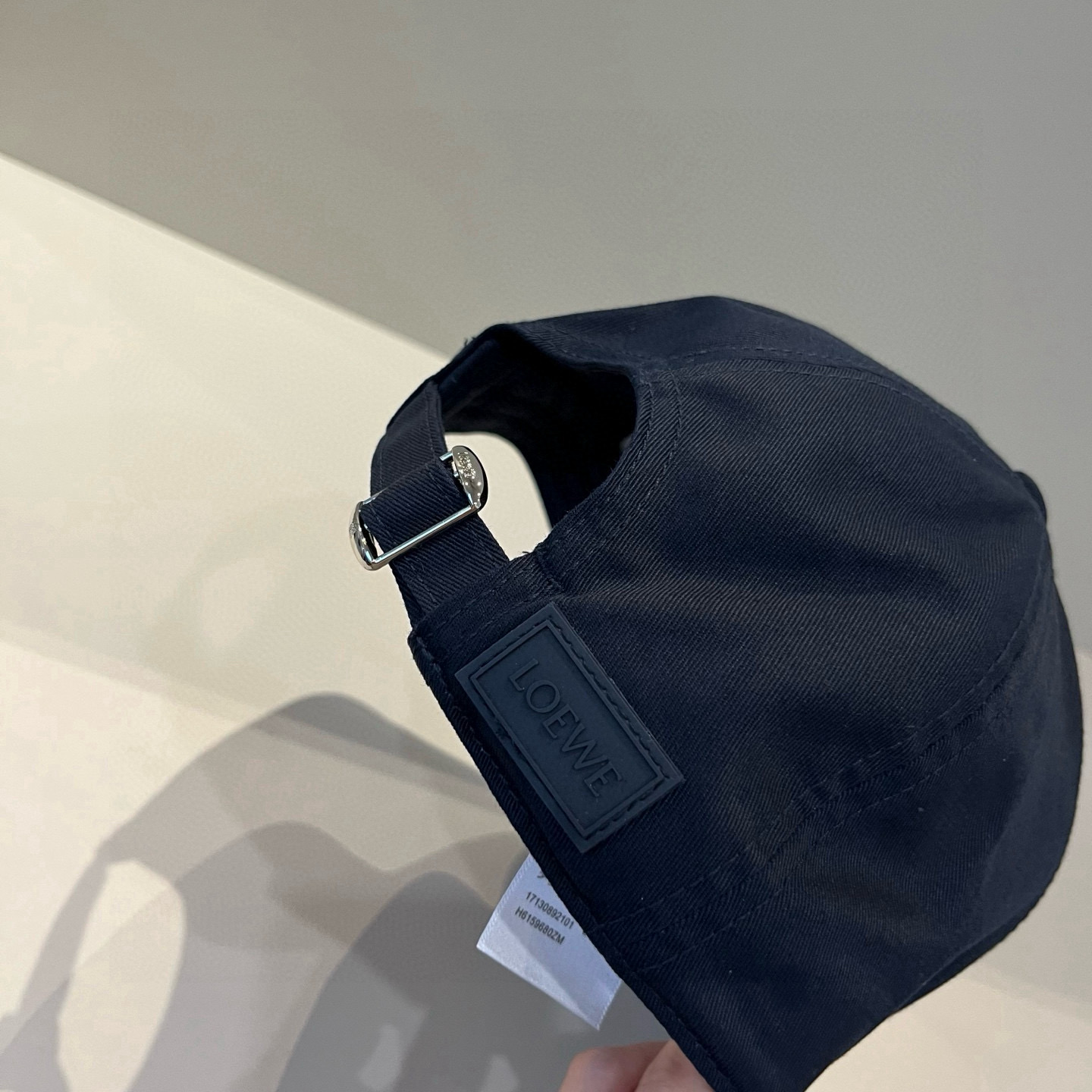 
罗意威 LOEWE新款原版原标设计，质感超好，外部线条定位标准，做工精细，简约大气低价走量！