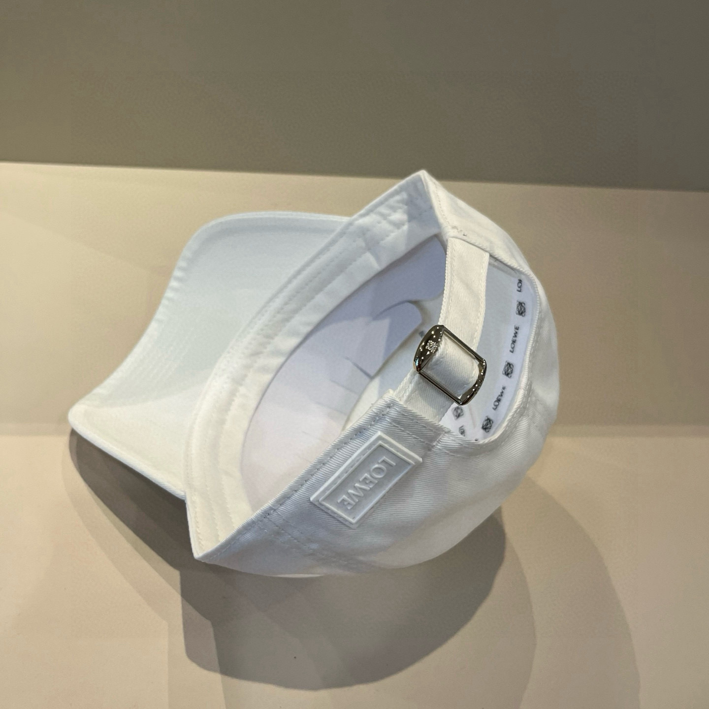 
罗意威 LOEWE新款原版原标设计，质感超好，外部线条定位标准，做工精细，简约大气低价走量！