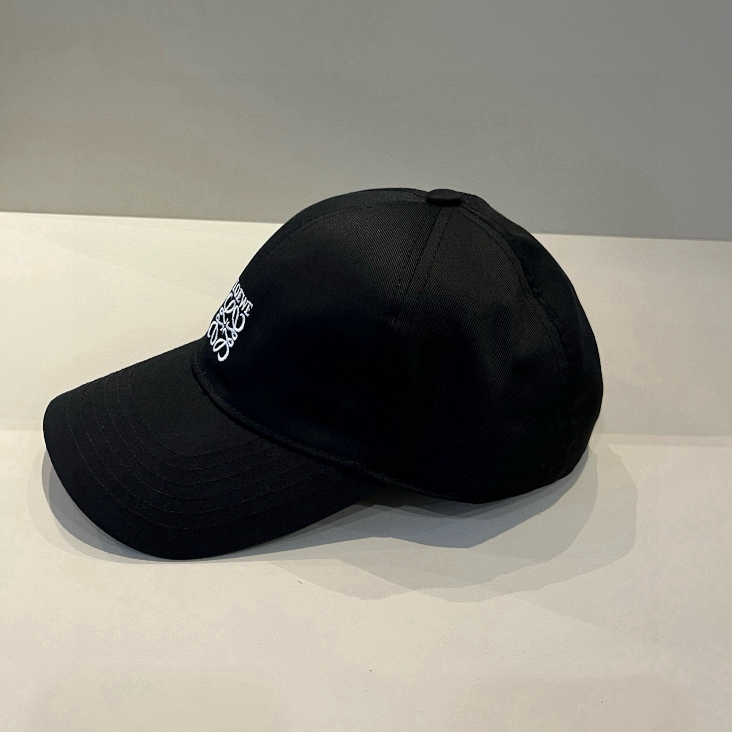 
罗意威 LOEWE新款原版原标设计，质感超好，外部线条定位标准，做工精细，简约大气低价走量！