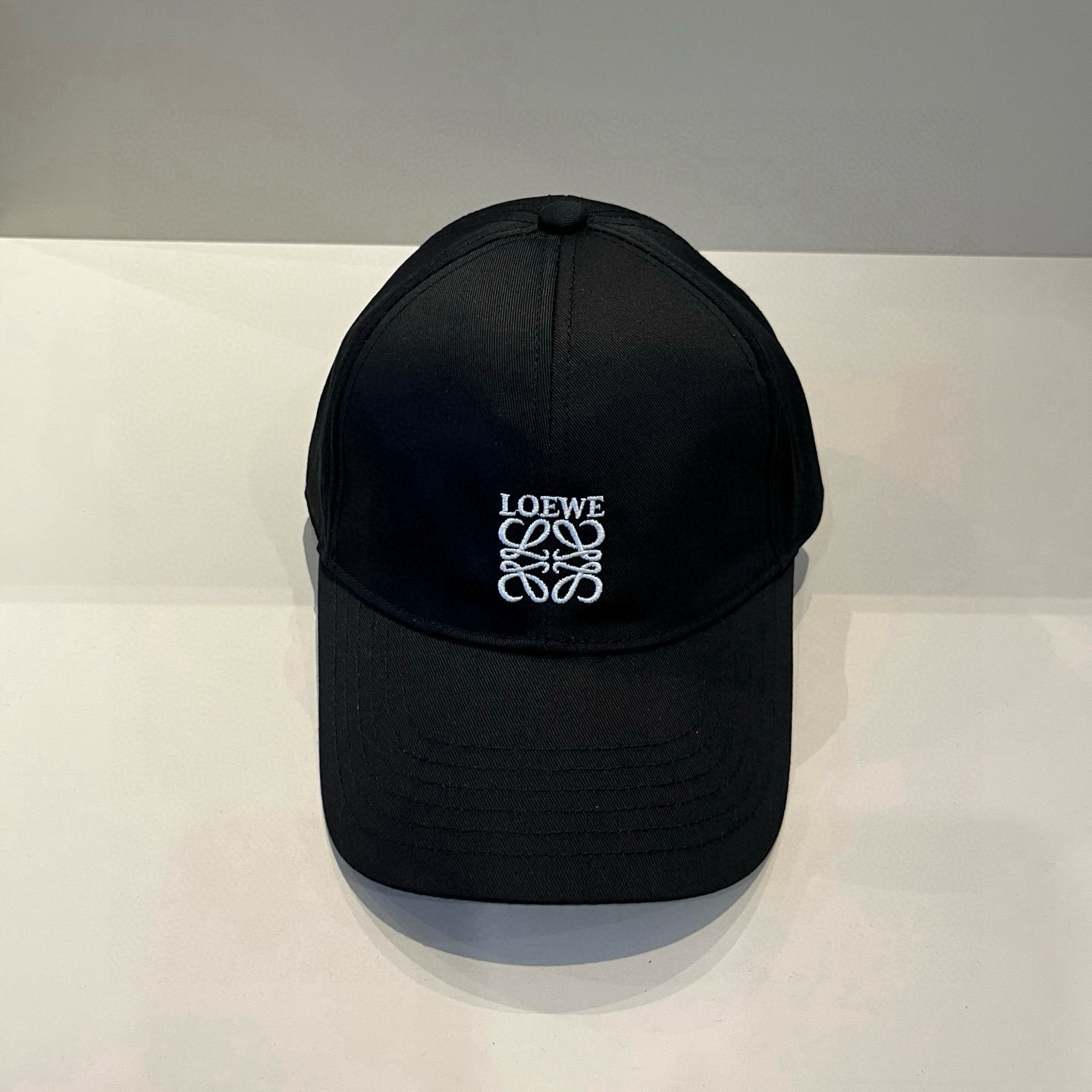 
罗意威 LOEWE新款原版原标设计，质感超好，外部线条定位标准，做工精细，简约大气低价走量！