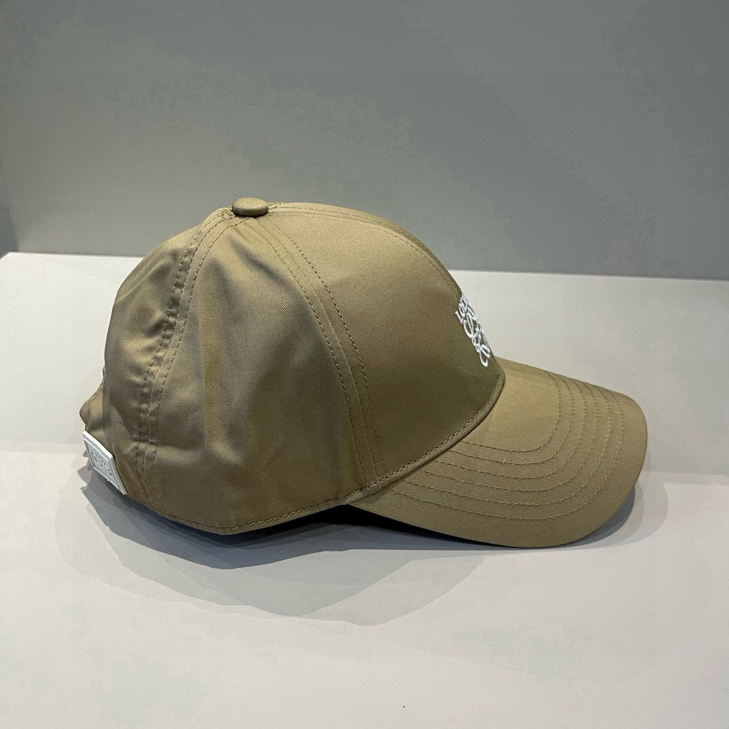 
罗意威 LOEWE新款原版原标设计，质感超好，外部线条定位标准，做工精细，简约大气低价走量！