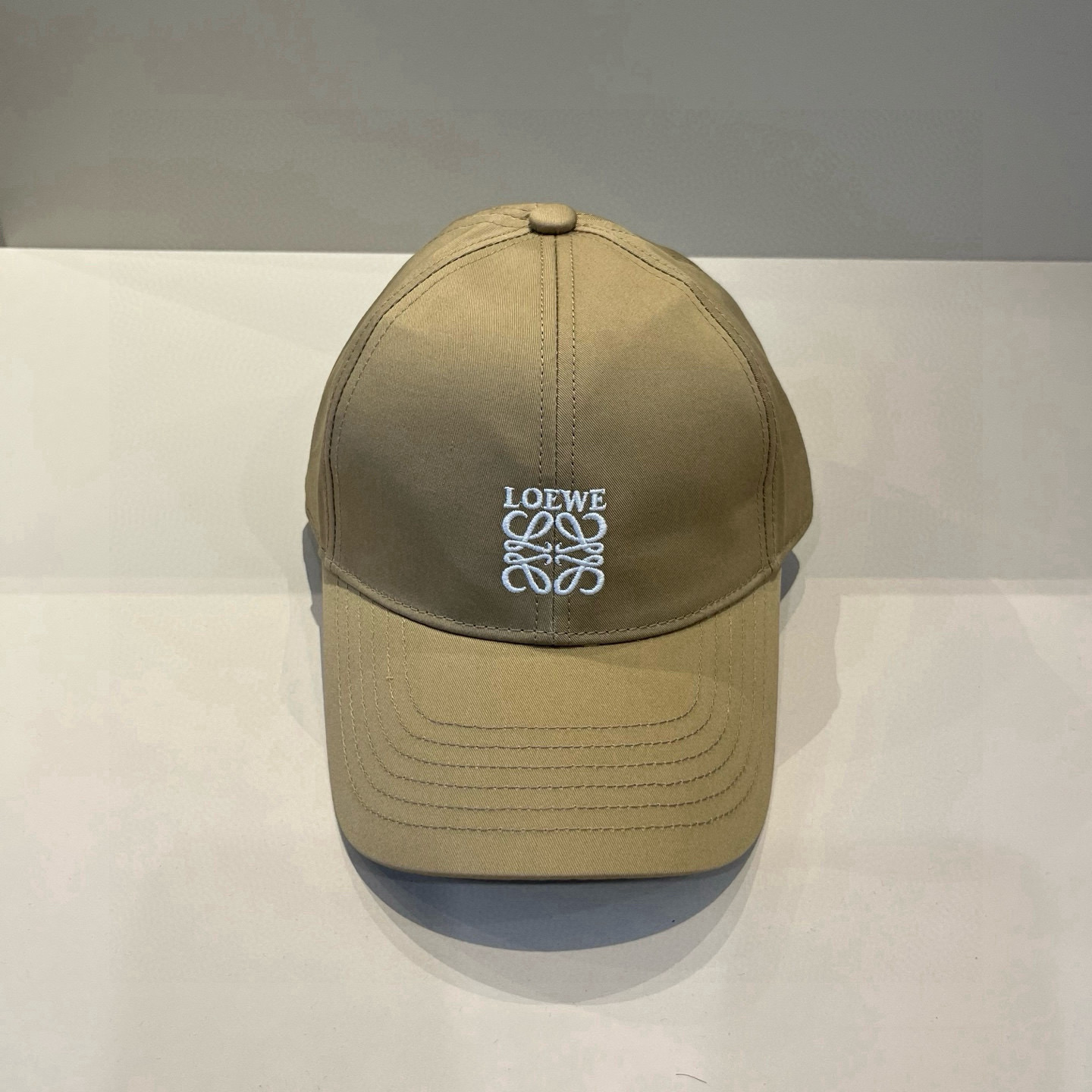 
罗意威 LOEWE新款原版原标设计，质感超好，外部线条定位标准，做工精细，简约大气低价走量！