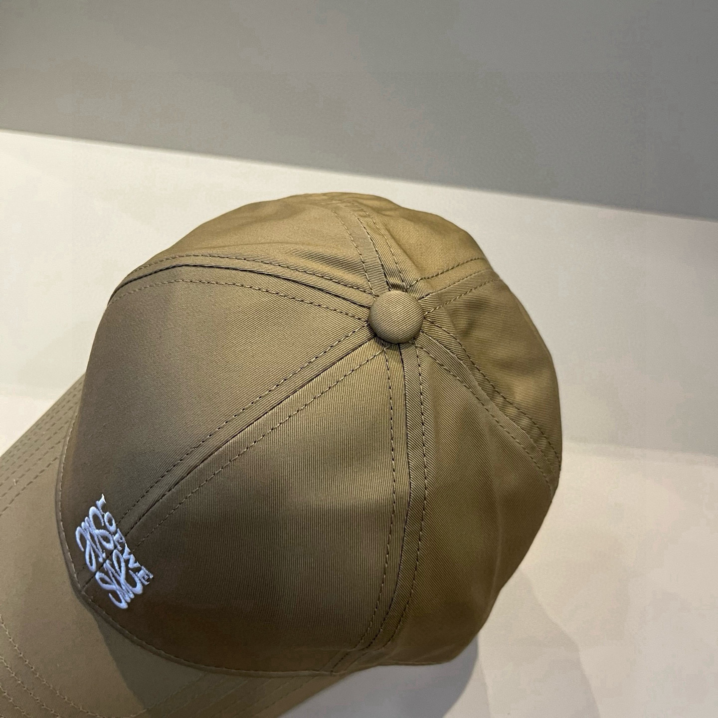 
罗意威 LOEWE新款原版原标设计，质感超好，外部线条定位标准，做工精细，简约大气低价走量！