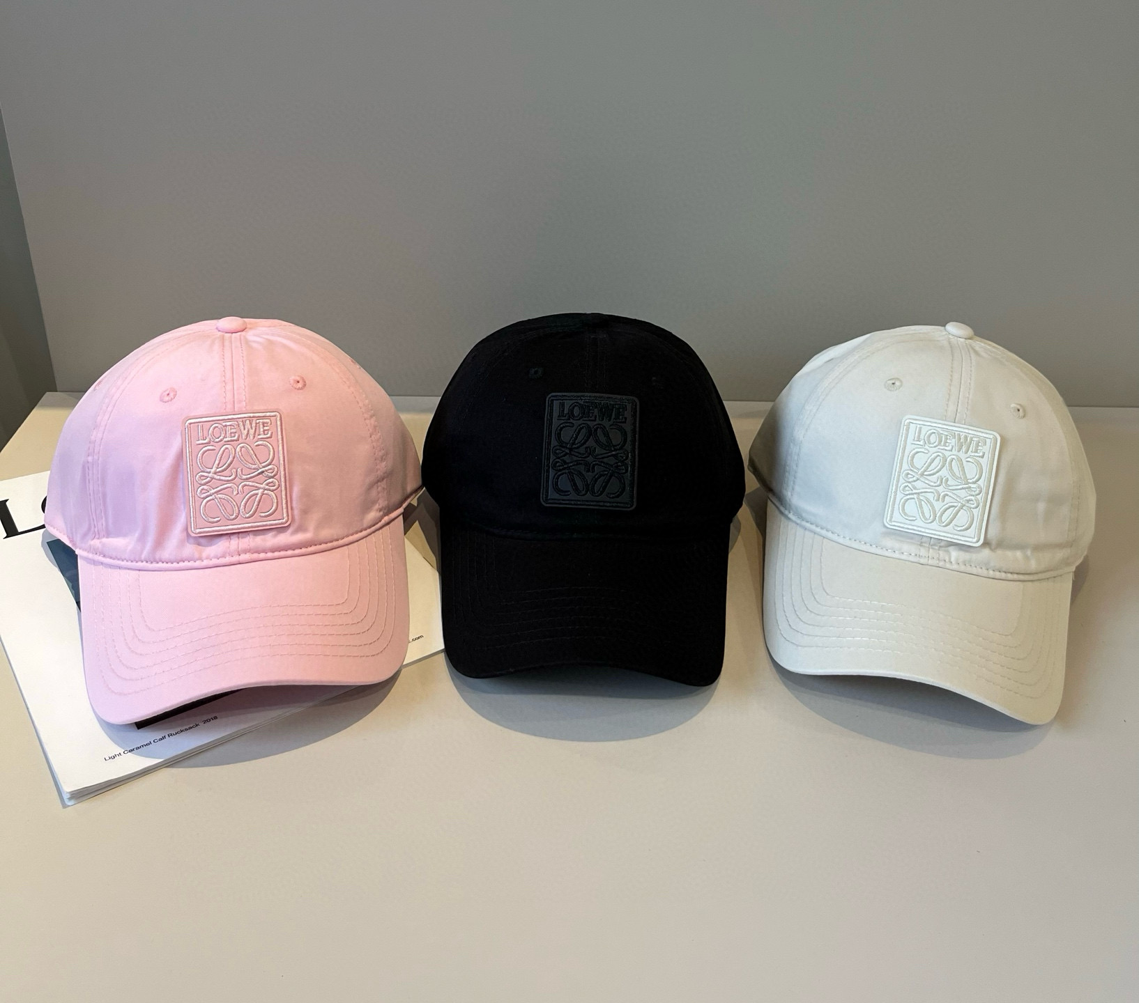 
罗意威 LOEWE新款原版原标设计，质感超好，外部线条定位标准，做工精细，简约大气低价走量！