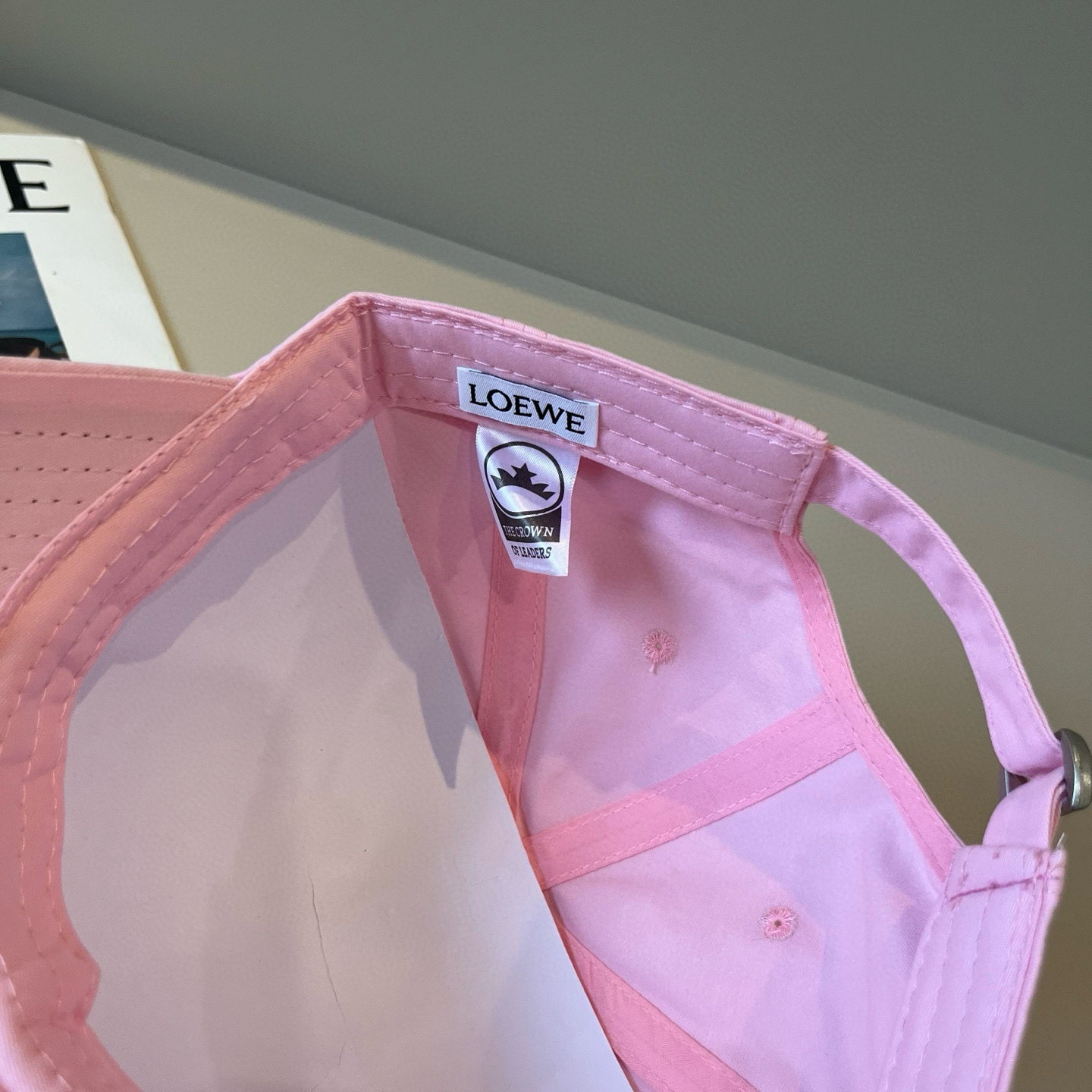 
罗意威 LOEWE新款原版原标设计，质感超好，外部线条定位标准，做工精细，简约大气低价走量！