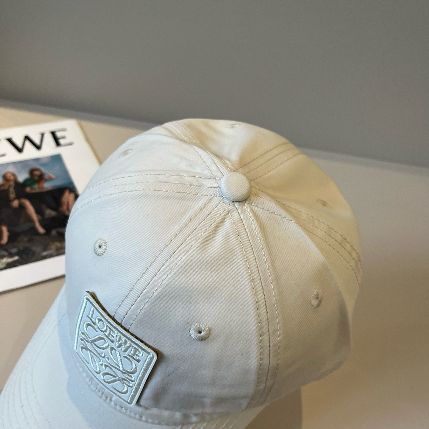 
罗意威 LOEWE新款原版原标设计，质感超好，外部线条定位标准，做工精细，简约大气低价走量！