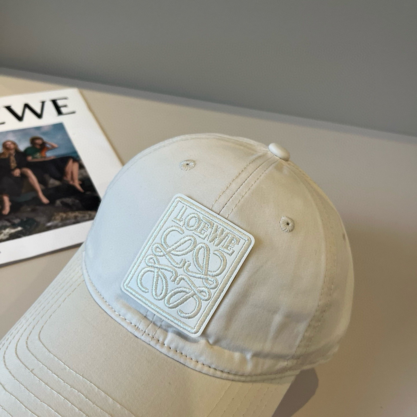 
罗意威 LOEWE新款原版原标设计，质感超好，外部线条定位标准，做工精细，简约大气低价走量！