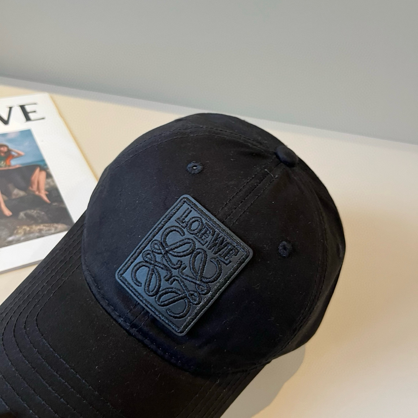 
罗意威 LOEWE新款原版原标设计，质感超好，外部线条定位标准，做工精细，简约大气低价走量！