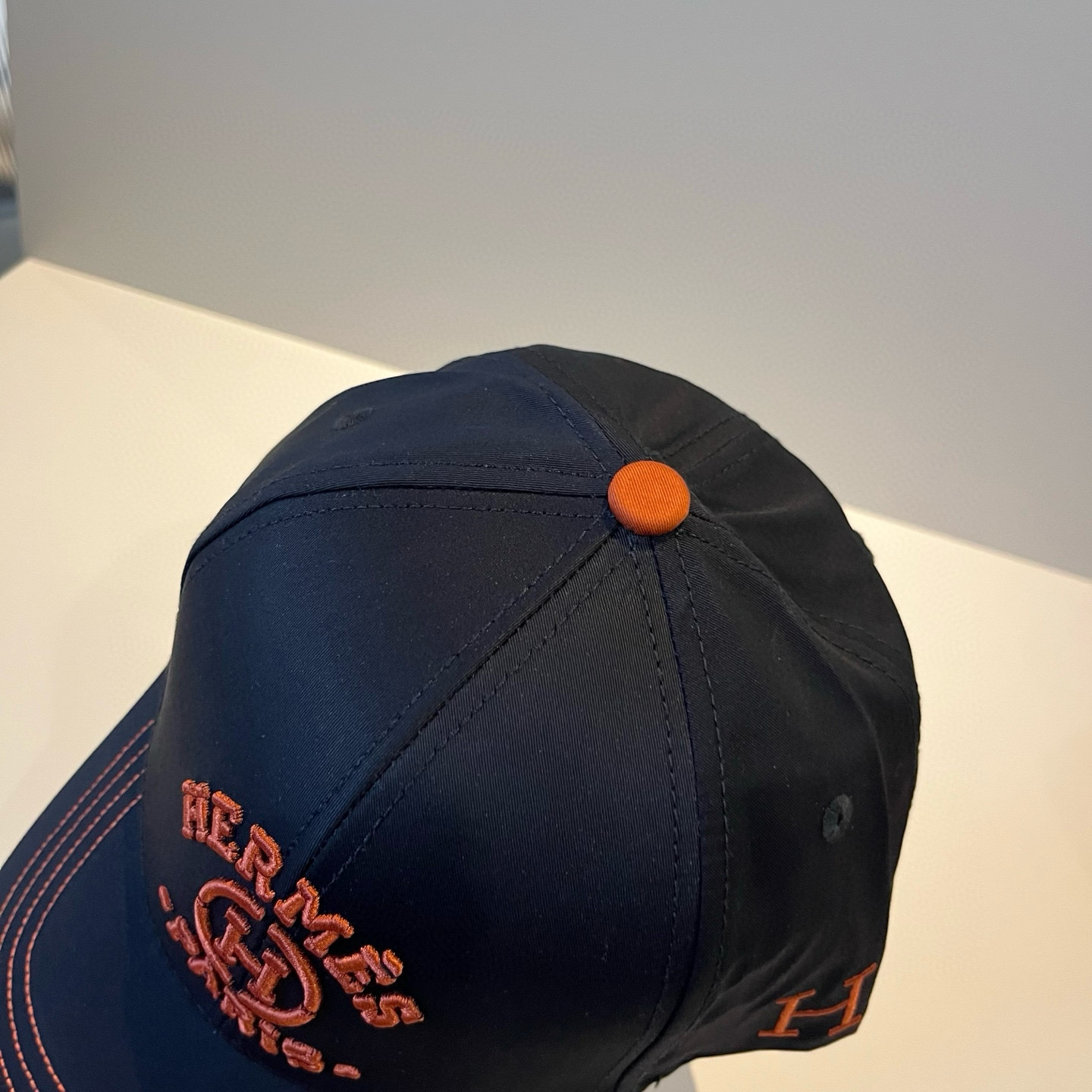  爱马仕Hermes 官网新品经典款 棒球帽🎩 原单品质 火爆来袭。 工艺非常精美爱心 高档大气上档次 