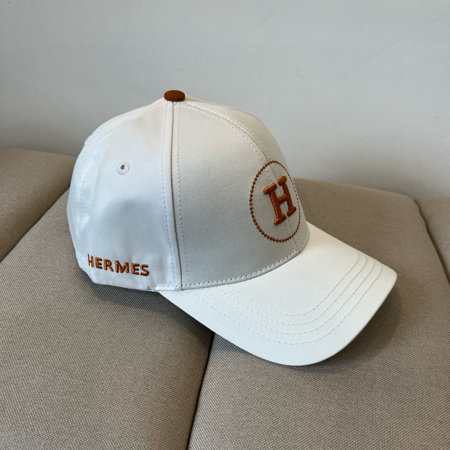  爱马仕Hermes 官网新品经典款 棒球帽🎩 原单品质 火爆来袭。 工艺非常精美爱心 高档大气上档次 