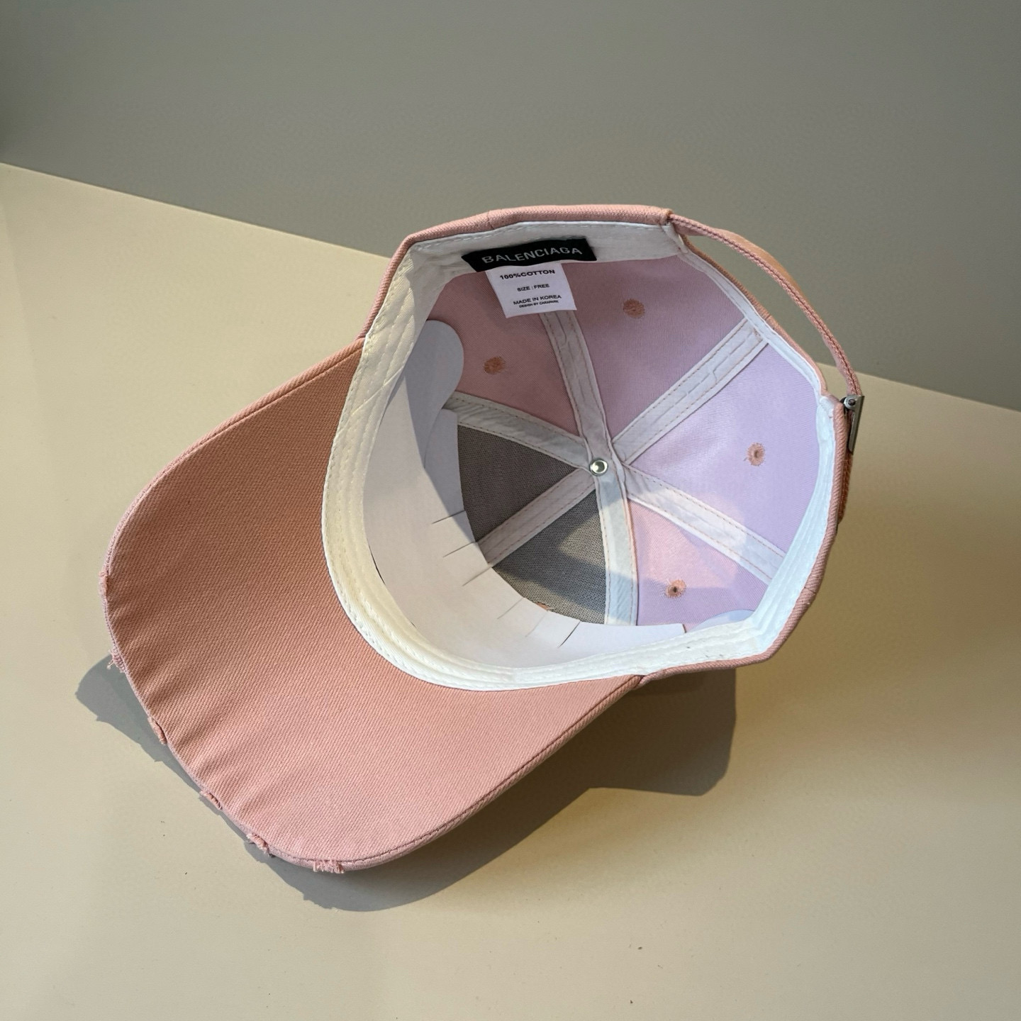  BALENCIAGA巴黎世家新款logo棒球帽，很酷的色系，男女佩戴都有不同style，第一批抢先出货