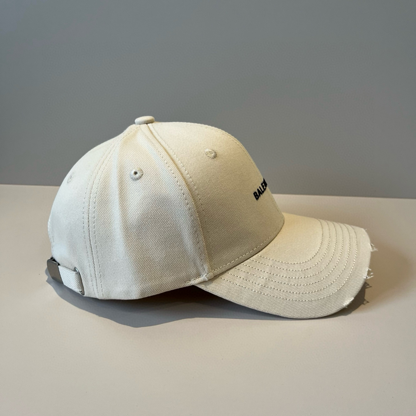  BALENCIAGA巴黎世家新款logo棒球帽，很酷的色系，男女佩戴都有不同style，第一批抢先出货